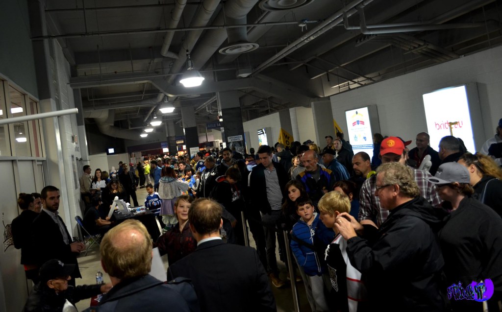 HOCKEY LEGEND JOHNNY BOWER AND FANS AUTOGRAPH SIGNING - MONDAY O